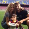 Shakira et Gerard Piqué avec leur fils Milan et la Supercoupe d'Espagne sur la pelouse du Camp Nou le 29 août 2013.