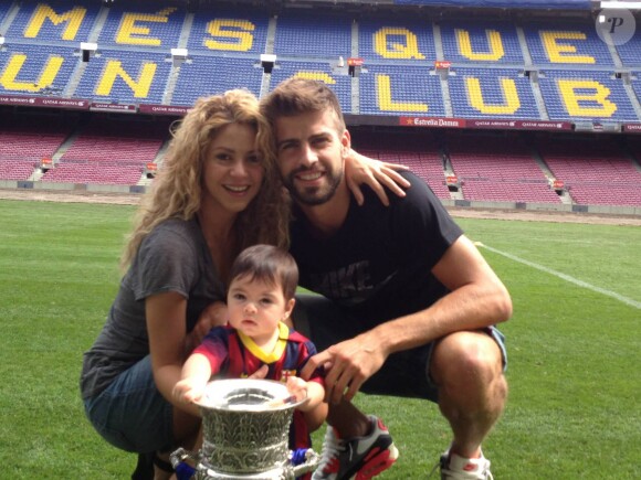 Shakira et Gerard Piqué avec leur fils Milan et la Supercoupe d'Espagne sur la pelouse du Camp Nou le 29 août 2013.