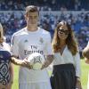 La nouvelle recrue du Real Madrid Gareth Bale, avec sa femme Emma Rhys-Jones lors de sa présentation dans son nouveau club au stade Santiago Bernabeu à Madrid le 2 septembre 2013.