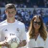 La nouvelle recrue du Real Madrid Gareth Bale, avec sa femme Emma Rhys-Jones lors de sa présentation dans son nouveau club au stade Santiago Bernabeu à Madrid le 2 septembre 2013.