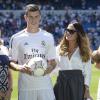 La nouvelle recrue du Real Madrid Gareth Bale, avec sa femme Emma Rhys-Jones lors de sa présentation dans son nouveau club au stade Santiago Bernabeu à Madrid le 2 septembre 2013.