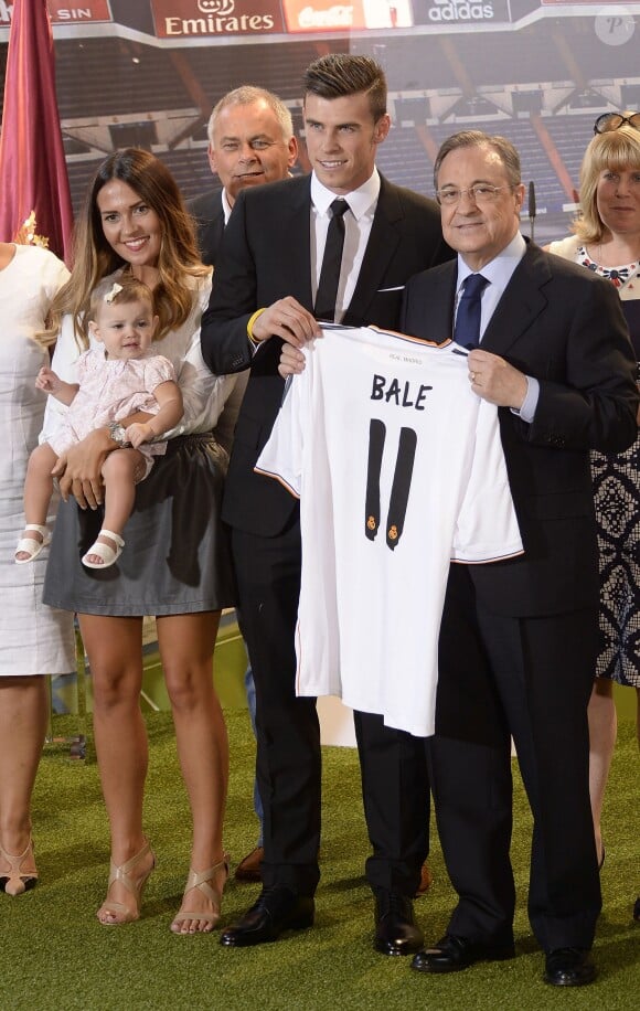 Gareth Bale avec sa femme Emma Rhys-Jones et leur fille Alba, le president du Real Madrid Florentino Perez, ses parents et de nombreux proches, lors de sa présentation à Madrid le 2 septembre 2013.
