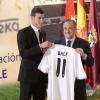 Le président du Real Madrid Florentino Perez présente sa nouvelle recrue Gareth Bale à Madrid le 2 septembre.