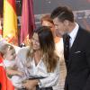 Emma Rhys Jones, la femme de Gareth Bale, et leur fille Alba, lors de la présentation du joueur au Real Madrid le 2 septembre 2013.