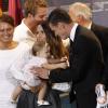 Emma Rhys-Jones, la femme de Gareth Bale, et leur fille Alba, lors de la présentation du joueur au Real Madrid le 2 septembre 2013.