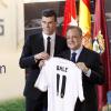 Le président du Real Madrid Florentino Perez présente sa nouvelle recrue Gareth Bale à Madrid le 2 septembre.