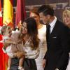 Emma Rhys-Jones, la femme de Gareth Bale, et leur fille Alba, lors de la présentation du joueur au Real Madrid le 2 septembre 2013.