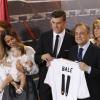 Gareth Bale avec sa femme Emma Rhys-Jones et leur fille Alba, et le president du Real Madrid Florentino Perez lors de sa présentation à Madrid le 2 septembre 2013. 