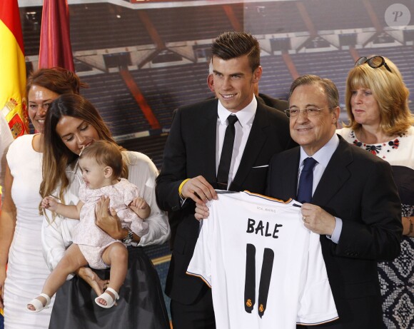 Gareth Bale avec sa femme Emma Rhys-Jones et leur fille Alba, et le president du Real Madrid Florentino Perez lors de sa présentation à Madrid le 2 septembre 2013. 