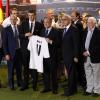 Gareth Bale avec sa femme Emma Rhys-Jones et leur fille Alba, le president du Real Madrid Florentino Perez, ses parents et de nombreux proches, lors de sa présentation à Madrid le 2 septembre 2013.