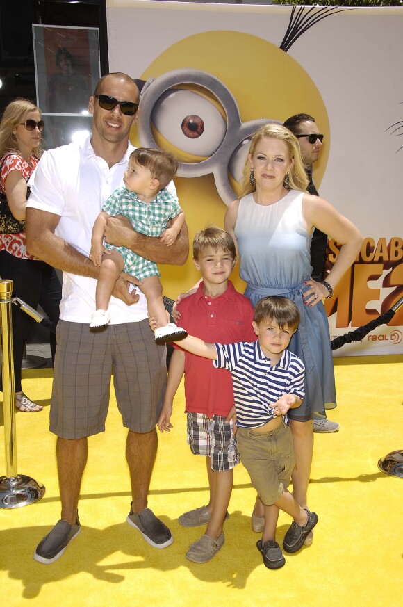 Melissa Joan Hart avec son mari et ses enfants le 22 juin 2013 à Los Angeles.