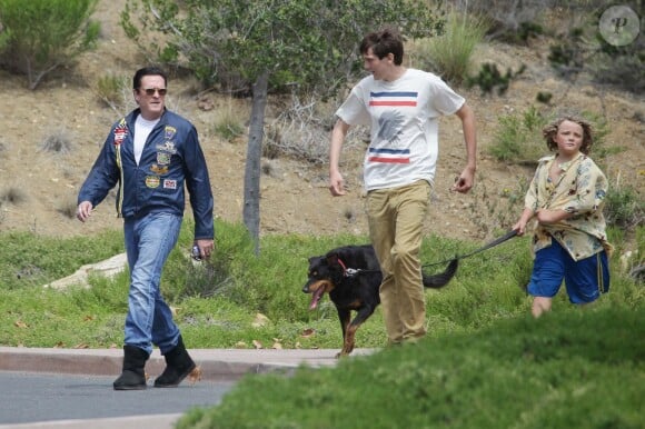 Michael Madsen se promène avec ses fils lors du Labor Day à Los Angeles, le 2 septembre 2013.