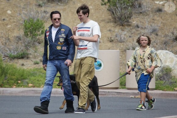 Michael Madsen se promène avec ses fils lors du Labor Day à Los Angeles, le 2 septembre 2013.
