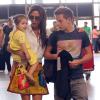 Victoria Beckham avec ses enfants à l'aéroport à Los Angeles, le 1er juin 2013.