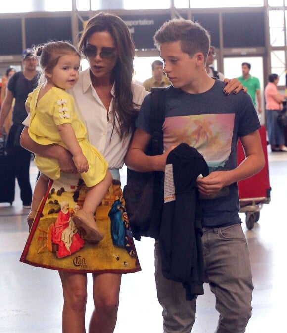 Victoria Beckham avec ses enfants à l'aéroport à Los Angeles, le 1er juin 2013.