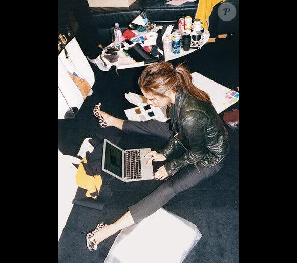 Victoria Beckham, créatrice concentrée, sur Twitter, le 22 août 2013.