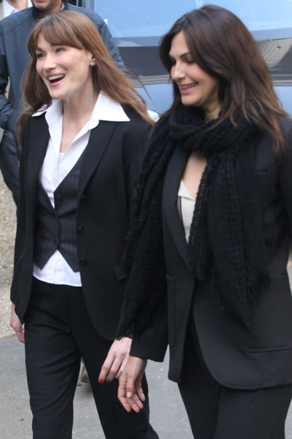 Carla Bruni Sarkozy et Helena Noguerra arrivant à l'enregistrement de l'émission Champs-Elysées au Studio Gabriel à Paris le 2 mai 2013