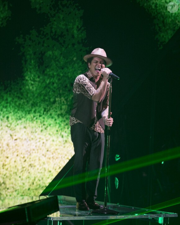 Bruno Mars interprétant son nouveau single Gorilla, extrait de Unorthodox Jukebox, aux MTV Video Music Awards le 25 août 2013 à New York, où il a reçu deux prix.