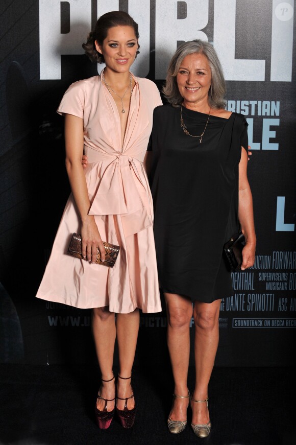 Marion Cotillard et sa mère Niseema Theillaud lorsde l'avant-première du film Public Enemies à Paris le 2 juillet 2009