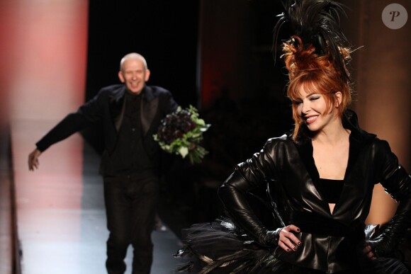 Mylène Farmer referme le défilé haute couture de Jean-Paul Gaultier à Paris, le 6 juillet 2011.