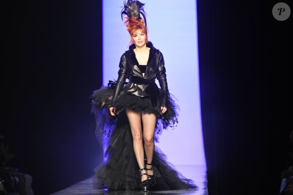 Mylène Farmer referme le défilé haute couture de Jean-Paul Gaultier à Paris, le 6 juillet 2011.
