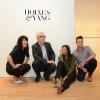 Jeanne Yang, le coiffeur John Barrett, Katie Holmes et le maquilleur Kai Vinson lors de la présentation de la collection printemps-été 2014 de Holmes & Yang. New York, le 9 septembre 2013.