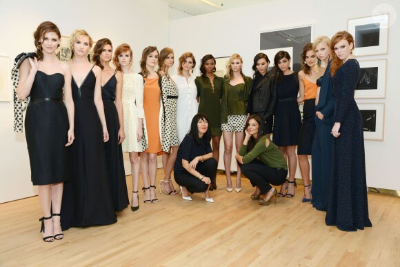 Jeanne Yang et Katie Holmes, entourées de leurs mannequins lors de  la présentation la collection printemps-été 2014 de Holmes & Yang. New York, le 9 septembre 2013.
