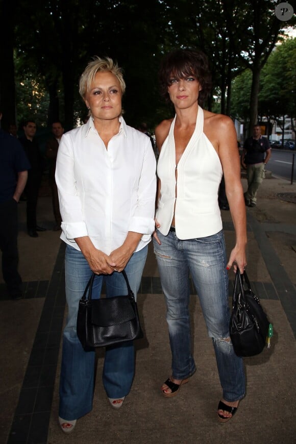 Muriel Robin et sa compagne Anne Le Nen le 30 juin 2012 à Paris.