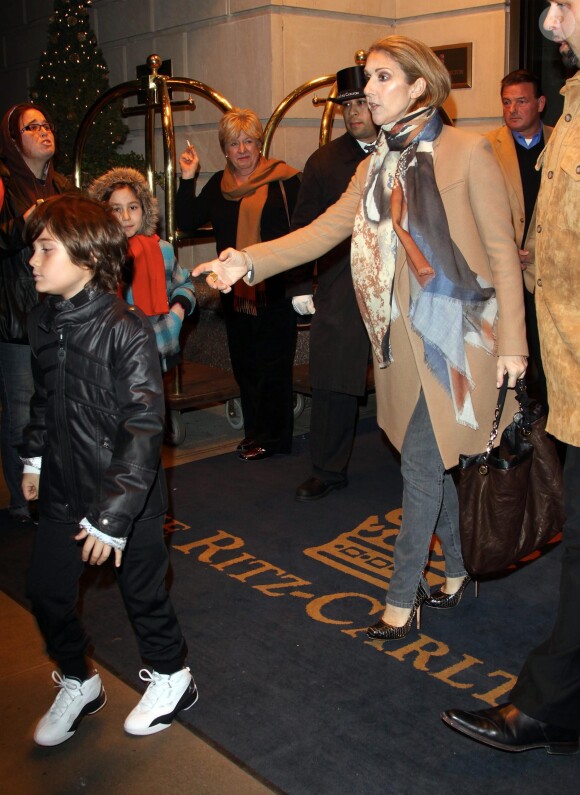 Céline Dion et son fils René-Charles quittent leur hôtel de New York, le 7 décembre 2009.