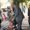 Un paparazzi à vélo est entré en collision avec Nicole Kidman, provoquant la chute de la star et la blessant à la cheville. New York, le 12 septembre 2013.