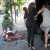 Un paparazzi à vélo est entré en collision avec Nicole Kidman, provoquant la chute de la star et la blessant à la cheville. New York, le 12 septembre 2013.