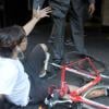 Un paparazzi à vélo est entré en collision avec Nicole Kidman, provoquant la chute de la star et la blessant à la cheville. New York, le 12 septembre 2013.