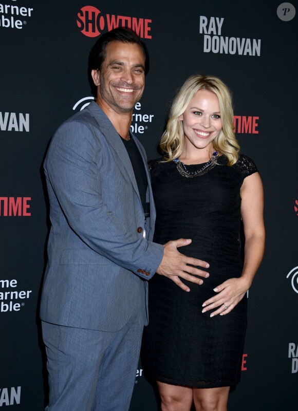 Johnathon Schaech et son épouse Julie Solomon (enceinte) à Los Angeles, le 25 juin 2013.