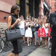 Victoria Beckham, attendue par une foule de fans et photographes devant la boutique J. Crew. New York, le 12 septembre 2013.