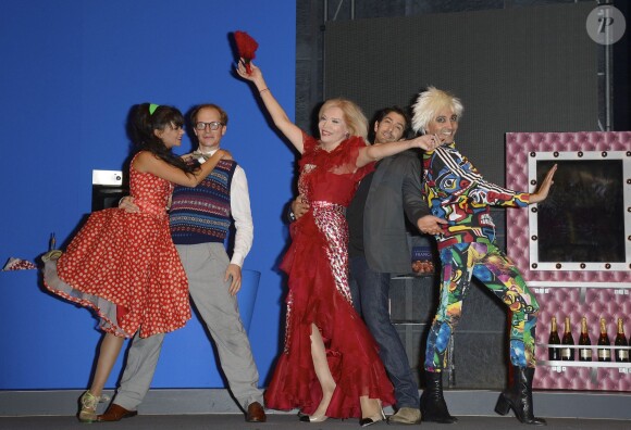 Marie-Julie Baup, Thierry Lopez, Amanda Lear, Mathieu Delarive et Guillaume Marquet lors de la première de la pièce "Divina" au théâtre des Variétés à Paris, le 13 septembre 2013.