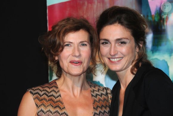 Julie Gayet et Marie Bunel sur le tapis rouge de la cérémonie de clôture du 15e Festival De La Fiction TV de La Rochelle le 14 septembre 2013.