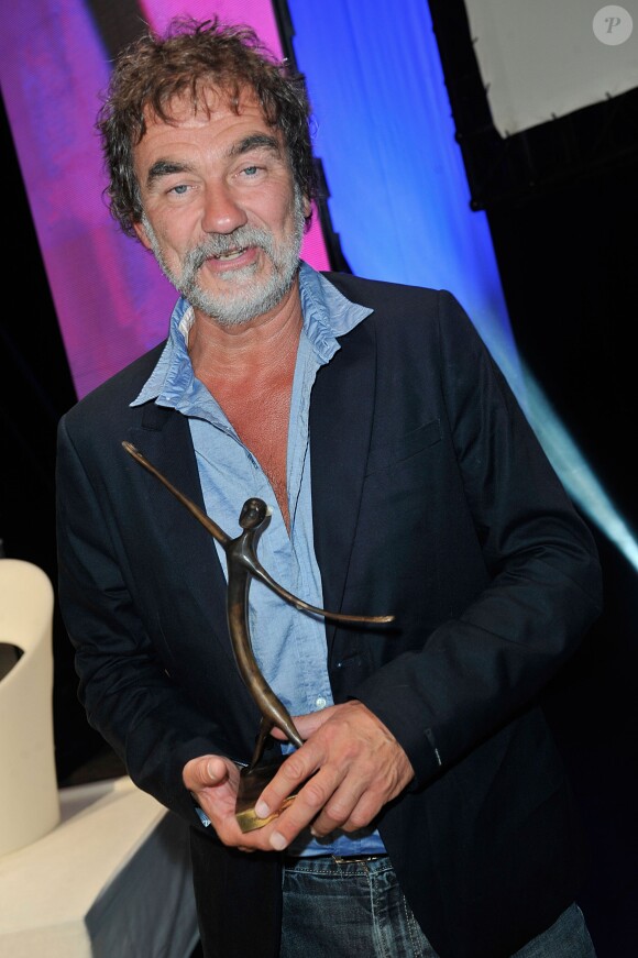 Olivier Marchal, Prix du Meilleur Scénario pose avec son trophée à la fin de la cérémonie de clôture du 15e Festival De La Fiction TV de La Rochelle le 14 septembre 2013.