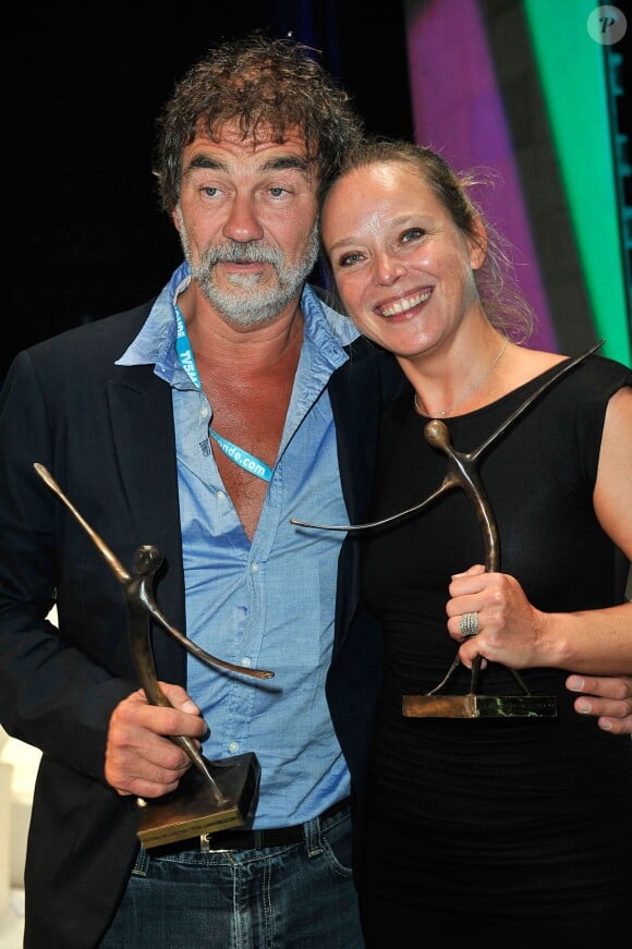 Marie Guillard et Olivier Marchal posent avec leur trophée à la fin de la cérémonie de clôture du 15e Festival De La Fiction TV de La Rochelle le 14 septembre 2013.