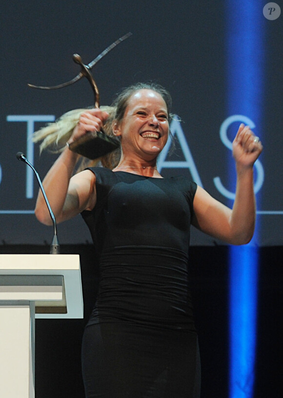 Marie Guillard reçoit le Prix de la Meilleur interprétation féminine lors de la cérémonie de clôture du 15e Festival De La Fiction TV de La Rochelle le 14 septembre 2013.