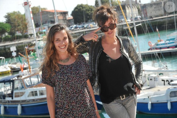 Lise Schreiber et Anne Caillon posent pour le photocall de la série 'Dos Au Mur' lors du 15e Festival de La Fiction TV à La Rochelle le 13 Septembre 2013.
