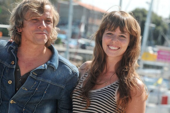 Pascal Demolon et Julie Boulanger posent pour le photocall de la série 'VDM' durant le 15e Festival de la Fiction TV de La Rochelle le 13 septembre 2013.