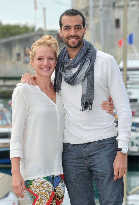 Tarek Boudali et Charlie Bruneau posent pour le photocall de la série 'En Famille' durant le 15e Festival de la Fiction TV à La Rochelle le 13 Septembre 2013.