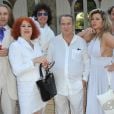 EXCLU : Morgan Ackerman, sa maman Pascale, Paul-Loup Sulitzer et Cindy Lopes, se retrouvent le temps d'une photo souvenir, lors de la White Party, organisée à Courcy-aux-Loges, le dimanche 7 juillet 2013.