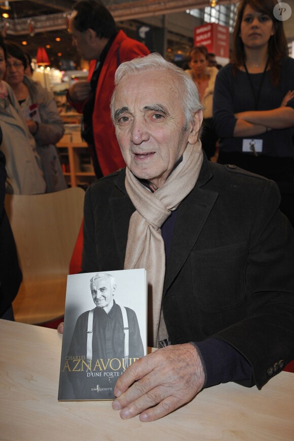 Charles Aznavour au Salon du Livre de Paris, le 17 mars 2012. 