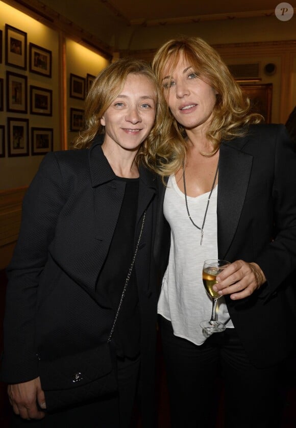 Sylvie Testud et Mathilde Seigner lors de la générale de la pièce "Nina" à Paris le 16 septembre 2013.