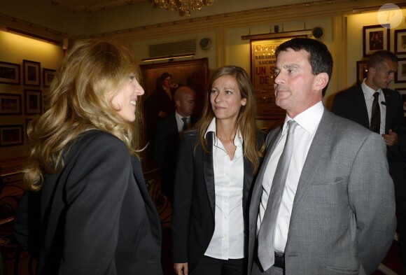 Mathilde Seigner, Anne Gravoin et son mari Manuel Valls lors de la générale de la pièce "Nina" à Paris le 16 septembre 2013.