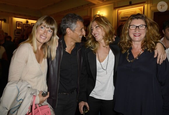 Nagui et sa femme Melanie Page, Mathilde Seigner, Zana Murat lors de la générale de la pièce "Nina" à Paris le 16 septembre 2013.