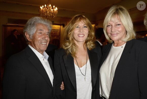 Mathilde Seigner entre Philippe Gildas et sa femme Maryse lors de la générale de la pièce "Nina" à Paris le 16 septembre 2013.