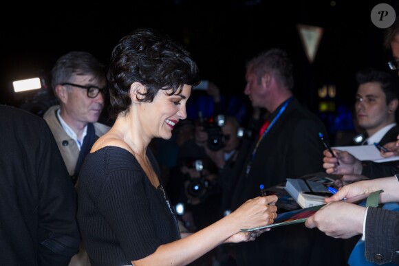 Audrey Tautou signe des autographes à la première du film L'écume des jours à Berlin, le 17 septembre 2013.