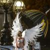 Le top Karlie Kloss sur le shooting des anges de Victoria's Secret, place de la Concorde et sur le pont Alexandre III à Paris, le 18 septembre 2013.